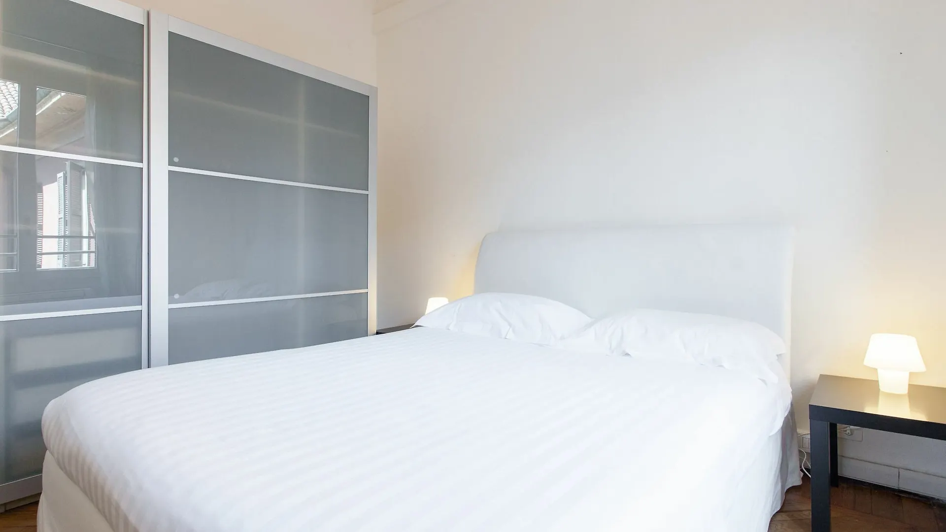 Easyhomes - San Babila Monforte Milan Apartment