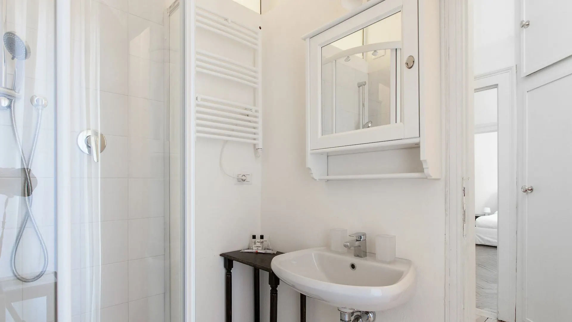 Easyhomes - San Babila Monforte Milan Apartment
