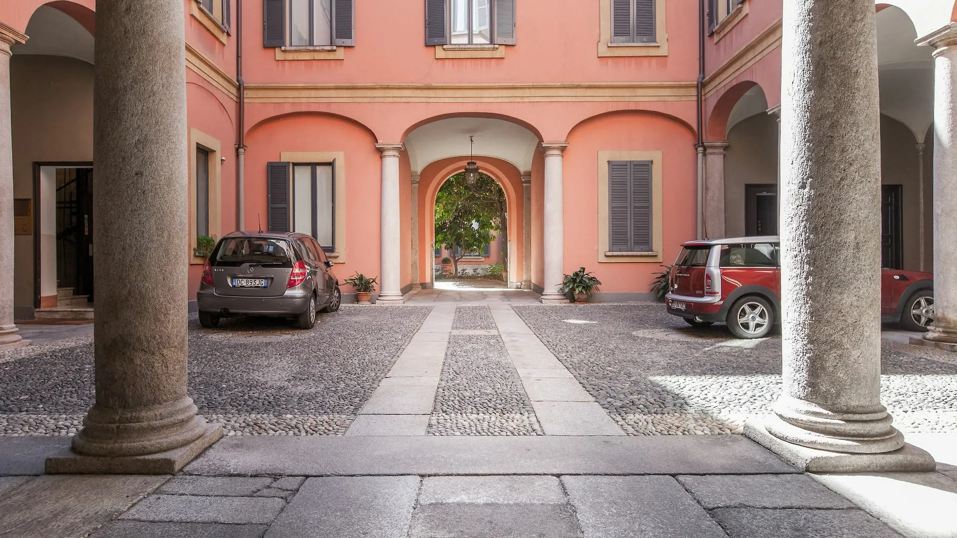 Easyhomes - San Babila Monforte Milan Apartment